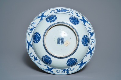 Een Chinese blauwwitte schotel met kraanvogels, Jiajing
